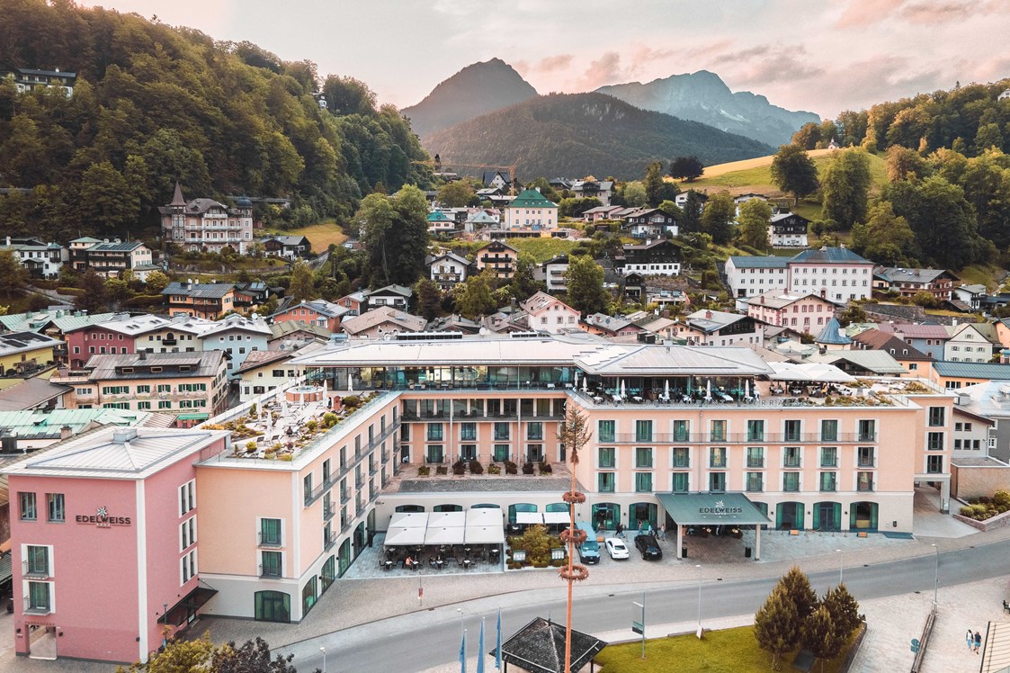 Wanderhotel: Hotel: Außenansicht mit schöner Aussicht auf den Platz. - Hotel Edelweiss-Berchtesgaden