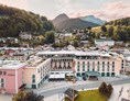 Wanderhotel: Hotel: Außenansicht mit schöner Aussicht auf den Platz. - Hotel Edelweiss-Berchtesgaden