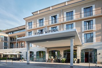 Wanderhotel: Hoteleingang von Außen - Hotel Edelweiss-Berchtesgaden