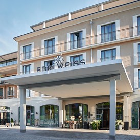 Wanderhotel: Hoteleingang von Außen - Hotel Edelweiss-Berchtesgaden