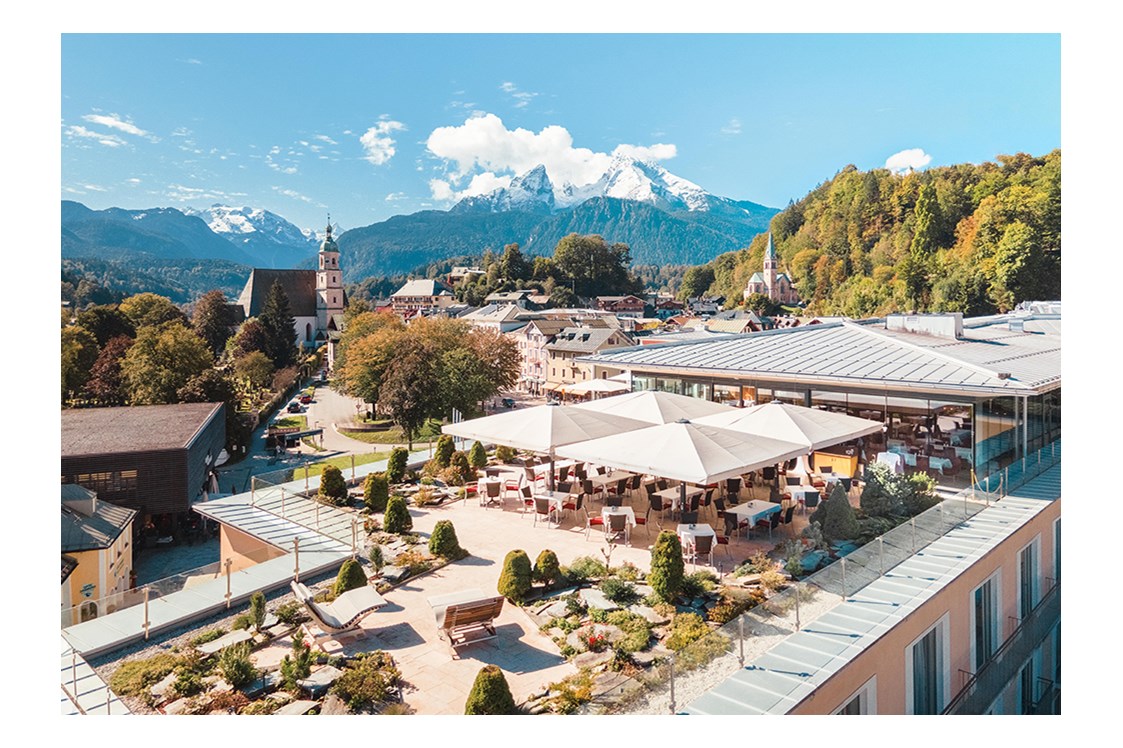 Wanderhotel: Terrasse oben auf dem PANAORAMA Restaurant. Essen, entspannen und bestaunen. - Hotel Edelweiss-Berchtesgaden