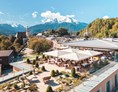 Wanderhotel: Terrasse oben auf dem PANAORAMA Restaurant. Essen, entspannen und bestaunen. - Hotel Edelweiss-Berchtesgaden