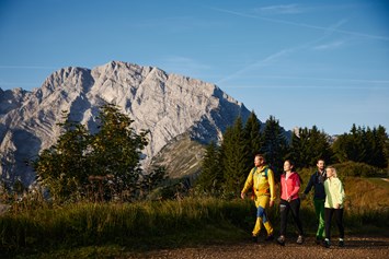Wanderhotel: Frische Bergluft beim Wandern mit Freunden und Familie genießen. - Hotel Edelweiss-Berchtesgaden