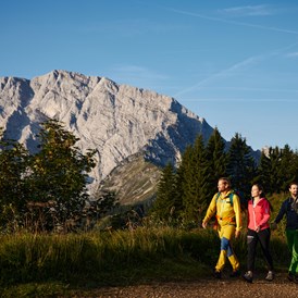 Wanderhotel: Frische Bergluft beim Wandern mit Freunden und Familie genießen. - Hotel Edelweiss-Berchtesgaden