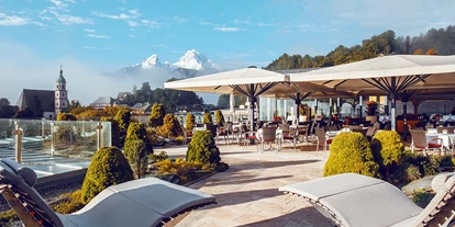 Wanderurlaub - Fahrstuhl - Bayern - Im Sommer sich entspannen auf den Liegen oben auf der Terrasse. - Hotel Edelweiss-Berchtesgaden