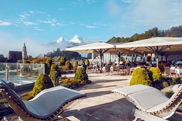 Wanderhotel: Im Sommer sich entspannen auf den Liegen oben auf der Terrasse. - Hotel Edelweiss-Berchtesgaden
