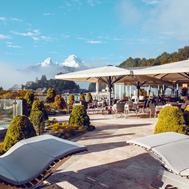 Wanderhotel: Im Sommer sich entspannen auf den Liegen oben auf der Terrasse. - Hotel Edelweiss-Berchtesgaden