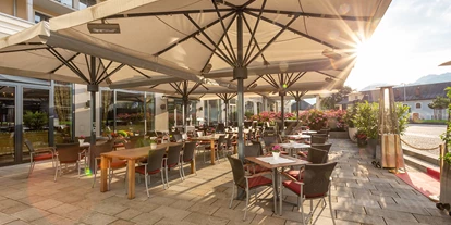 Wanderurlaub - Fahrstuhl - Bayern - Aussicht genießen auf der Terrasse des PANORAMA Restaurants. - Hotel Edelweiss-Berchtesgaden