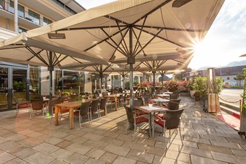 Wanderhotel: Aussicht genießen auf der Terrasse des PANORAMA Restaurants. - Hotel Edelweiss-Berchtesgaden