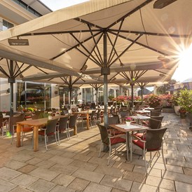 Wanderhotel: Aussicht genießen auf der Terrasse des PANORAMA Restaurants. - Hotel Edelweiss-Berchtesgaden
