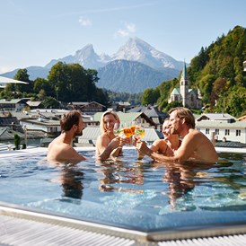Wanderhotel: Mit Freunde und Familie draußen die Bergaussicht im Außenpool genießen. - Hotel Edelweiss-Berchtesgaden