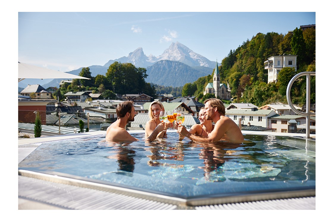 Wanderhotel: Mit Freunde und Familie draußen die Bergaussicht im Außenpool genießen. - Hotel Edelweiss-Berchtesgaden