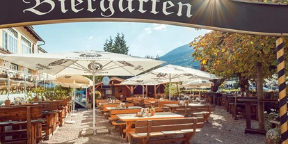 Wanderurlaub - Fahrstuhl - Bayern - Ein kühles Bier in unserem Biergarten im Gasthof Neuhaus genießen. - Hotel Edelweiss-Berchtesgaden