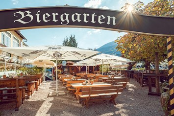 Wanderhotel: Ein kühles Bier in unserem Biergarten im Gasthof Neuhaus genießen. - Hotel Edelweiss-Berchtesgaden