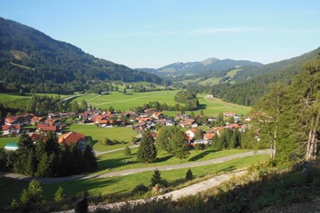 Wanderhotel: Berg- und Aktivhotel Edelsberg, Bad Hindelang-Unterjoch, Blick auf Dorf Unterjoch - Berg- und Aktivhotel Edelsberg GmbH