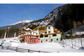 Wanderhotel: Hotel im Winter - Außenasicht - Pirker’s Natur & Bio Familienhotel