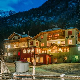 Wanderhotel: Hotelansicht Abends - Winter  - Pirker’s Natur & Bio Familienhotel