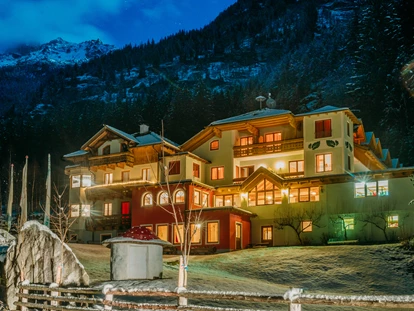 Wanderurlaub - Klassifizierung: 3 Sterne - Hotelansicht Abends - Winter  - Pirker’s Natur & Bio Familienhotel