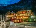 Wanderhotel: Hotelansicht Abends - Winter  - Pirker’s Natur & Bio Familienhotel