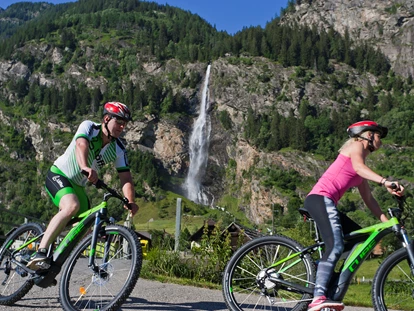 Wanderurlaub - Klassifizierung: 3 Sterne - Der Radweg R9 führt direkt ab Hotel am Fluss entlang bis zur Künstlerstadt Gmünd. - Pirker’s Natur & Bio Familienhotel