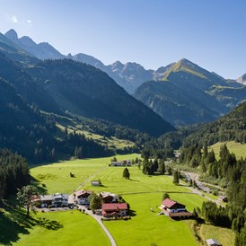 Wanderhotel: Außenaufnahme Sommer - Berggenuss Birgsau