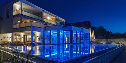 Wanderurlaub - Fahrstuhl - Bayern - Pool bei Nacht - Wellness Hotel Zum Bräu