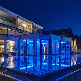 Wanderhotel: Pool bei Nacht - Wellness Hotel Zum Bräu