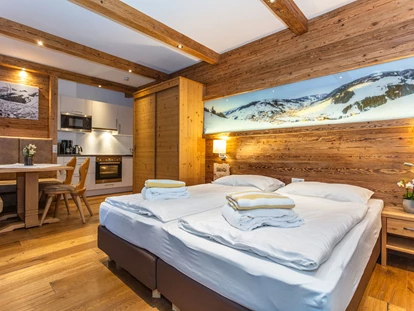 Wanderurlaub - Fahrstuhl - Ferienwohnung mit Küche, Essecke und Badezimmer - Ferienwohnungen Perfeldhof