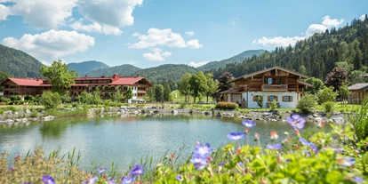 Wanderurlaub - Fahrstuhl - Bayern - Chaletdorf und Haupthaus mit Natuschwimmteich - Gut Steinbach Hotel Chalets SPA