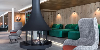 Wanderurlaub - Fahrstuhl - Bayern - Ruhelounge mit Kaminfeuer im neuen Heimat & Natur SPA - Gut Steinbach Hotel Chalets SPA