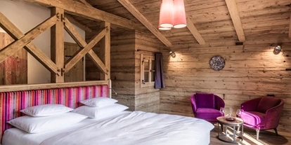 Wanderurlaub - Fahrstuhl - Bayern - Schlafzimmer in einem der sieben Chalets - Gut Steinbach Hotel Chalets SPA
