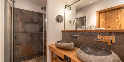Wanderurlaub - Fahrstuhl - Bayern - Badezimmer in einem Chalet - Gut Steinbach Hotel Chalets SPA
