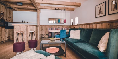 Wanderurlaub - Fahrstuhl - Bayern - Wohn- und Essbereich eines Chalets - Gut Steinbach Hotel Chalets SPA