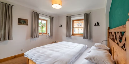 Wanderurlaub - Fahrstuhl - Bayern - Ein Schlafzimmer im Steinbacher Hof - Gut Steinbach Hotel Chalets SPA
