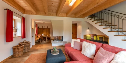 Wanderurlaub - Fahrstuhl - Bayern - Wohnzimmer der Maisonette Suite im Steinbacher Hof - Gut Steinbach Hotel Chalets SPA