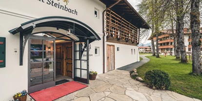 Wanderurlaub - Fahrstuhl - Bayern - Das Forsthaus und die Rezeption auf Gut Steinbach - Gut Steinbach Hotel Chalets SPA
