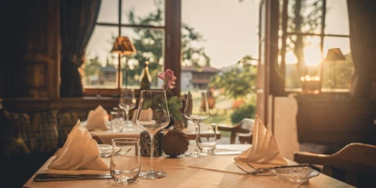 Wanderurlaub - Fahrstuhl - Bayern - Abendessen mit Sonnenuntergangsromantik - Gut Steinbach Hotel Chalets SPA