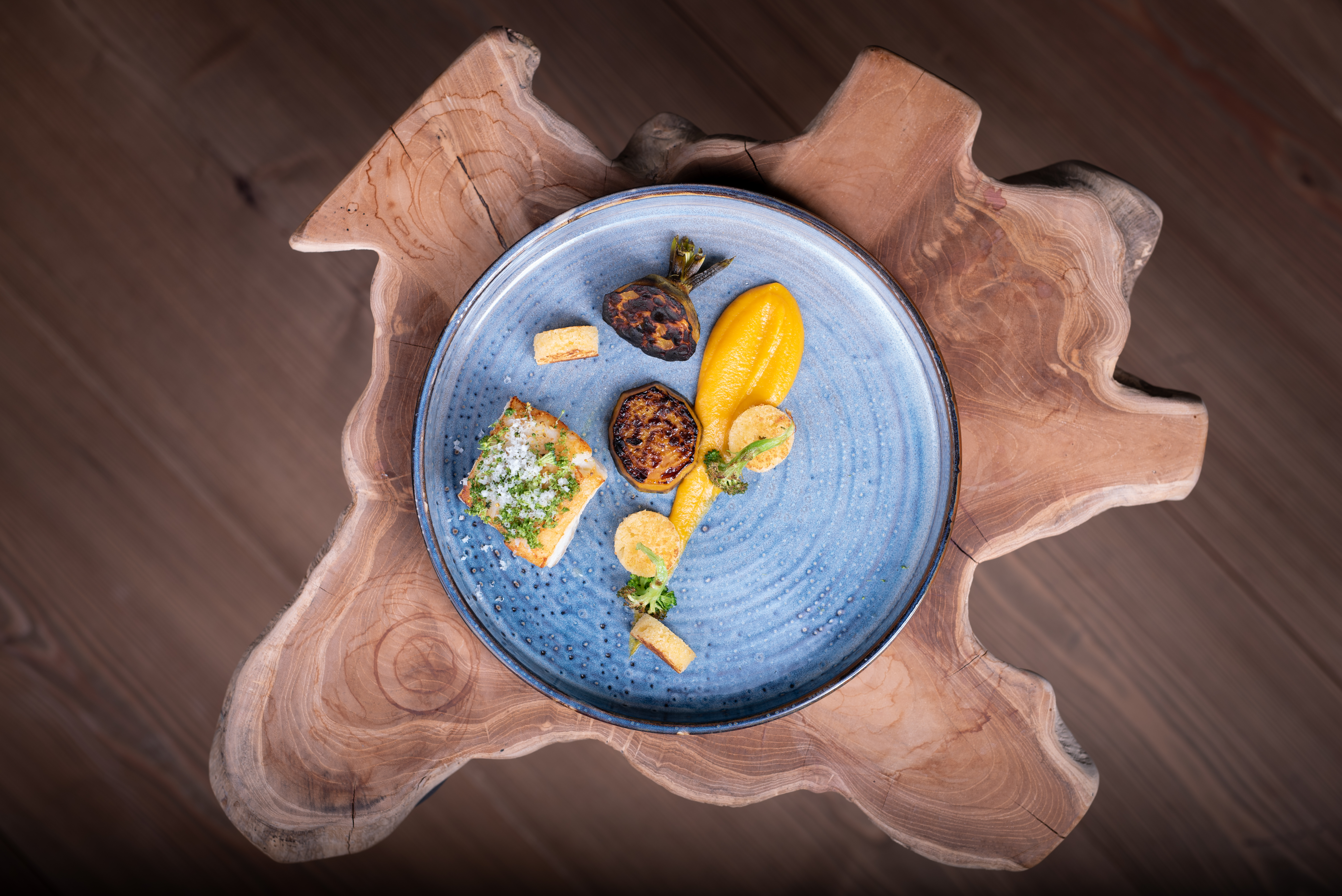 Wanderhotel: Eines der kreativen Gerichte mit gelber Bete und Zander - Gut Steinbach Hotel Chalets SPA