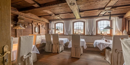 Wanderurlaub - Fahrstuhl - Bayern - Die Tiroler Stube im Restaurant HEIMAT - Gut Steinbach Hotel Chalets SPA