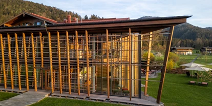 Wanderurlaub - Fahrstuhl - Bayern - Der imposante Heimat & Natur SPA von außen - Gut Steinbach Hotel Chalets SPA