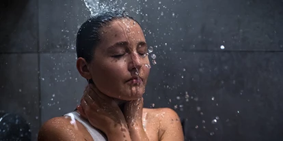 Wanderurlaub - Fahrstuhl - Bayern - Erlebnis Dusche nach dem Besuch der Sauna - Gut Steinbach Hotel Chalets SPA