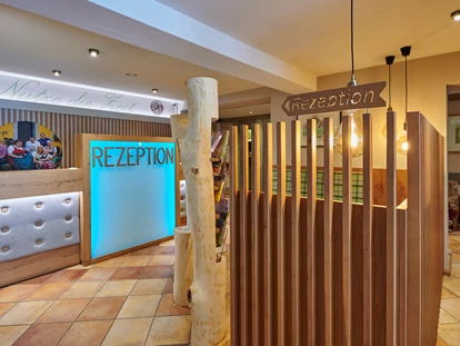 Wanderurlaub - Fahrstuhl - Rezeption - Herzlich Willkommen! - Landhaus Sponsel-Regus