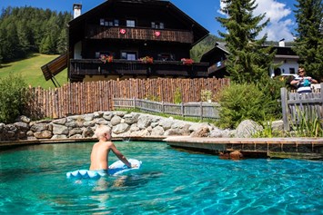 Wanderhotel: Biotopteich im Dorf Kleinwild - Slow Travel Resort Kirchleitn