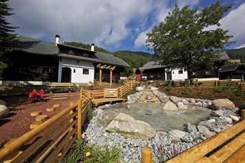 Wanderhotel: Außenansicht Dorf Kleinwild - Slow Travel Resort Kirchleitn