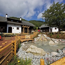 Wanderhotel: Außenansicht Dorf Kleinwild - Slow Travel Resort Kirchleitn