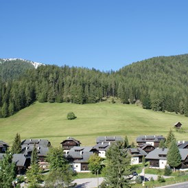 Wanderhotel: Dorfansicht Dorf Kleinwild**** - Slow Travel Resort Kirchleitn