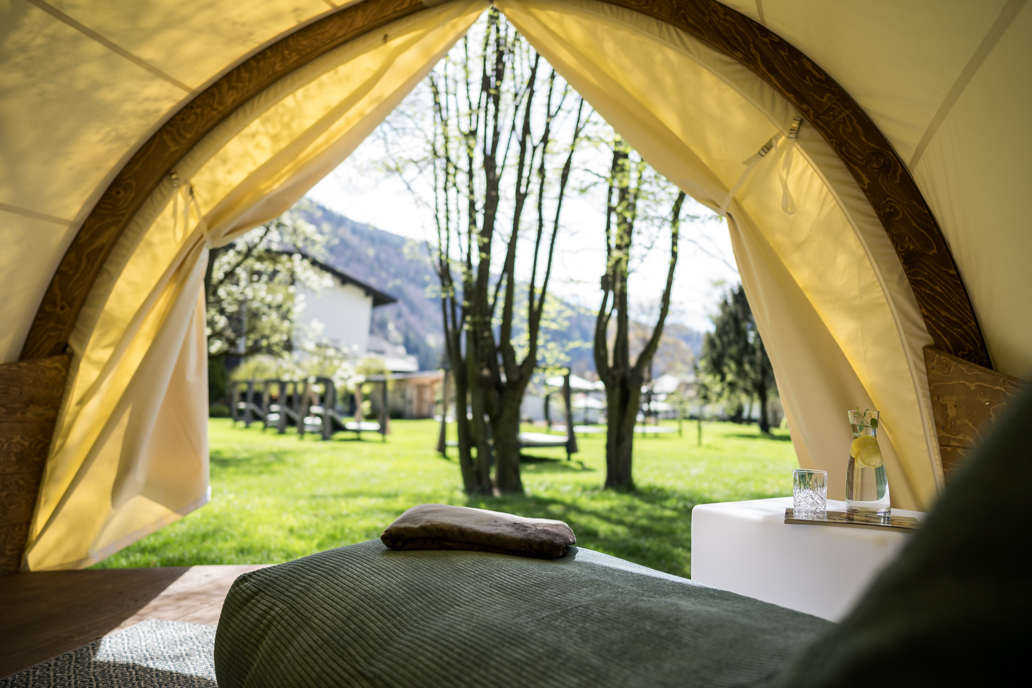 Wanderhotel: Relax-Kojen im Garten - Familiengut Hotel Burgstaller