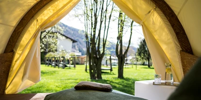 Wanderurlaub - Fahrstuhl - Relax-Kojen im Garten - Familiengut Hotel Burgstaller