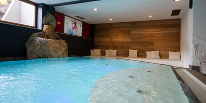 Wanderurlaub - Fahrstuhl - Innenpool "Badewandl" - Familiengut Hotel Burgstaller