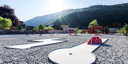 Wanderurlaub - Fahrstuhl - Minigolf spielen - Familiengut Hotel Burgstaller